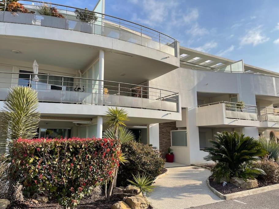 21 - Tres Agreable Rdc Avec Terrasse Et Parking Apartment Бандол Екстериор снимка